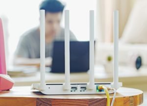 Die Firewall im Router blockiert Zugriffe von außen auf nicht freigegebene Ports