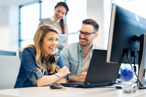 Kollegen treffen sich im Büro