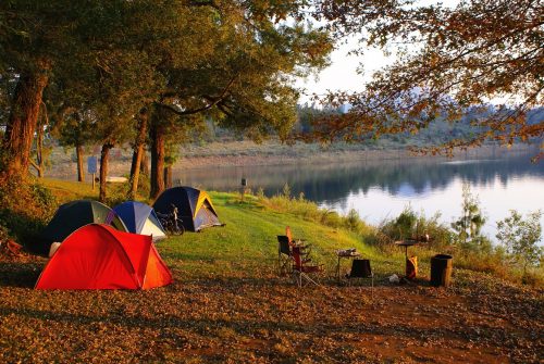 vier Zelte am See 