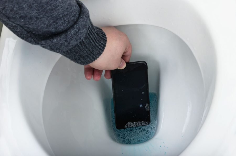 Handy ins Wasser gefallen: So retten Sie Ihr Smartphone