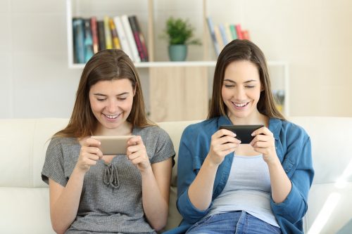 Frauen beim mobile Gaming