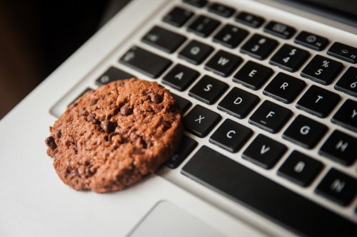 Cookie auf einem Notebook