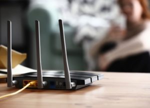 WiFi-Router auf Holztisch