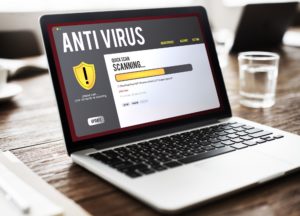 Antivirus Software scannt Notebook