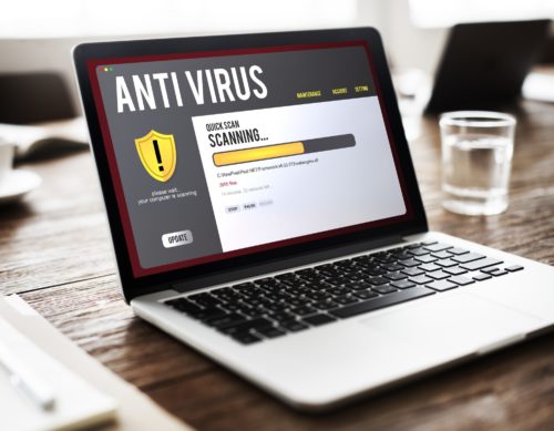 Antivirus Software scannt Notebook