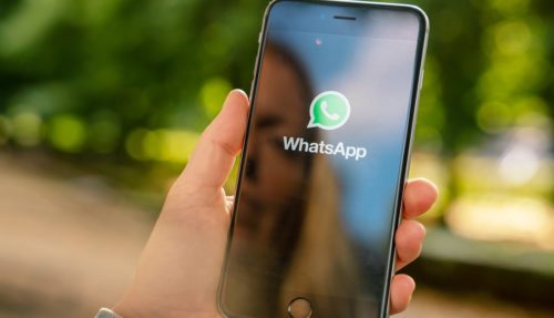 Bedeutung von App-Berechtigungen: Smartphone mit WhatsApp