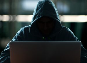 Hacker vor dem PC