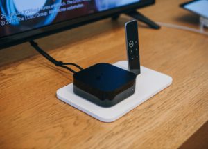 Chromecast Alternative Apple-TV vor einem Fernseher