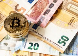bitcoin münzen auf geldscheinen