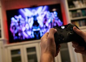 controller vor fernseher bei fortnite spiel