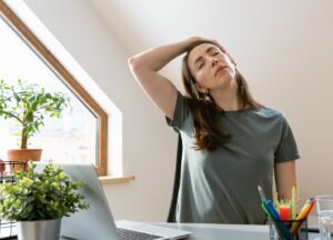 Frau macht Sport im Büro