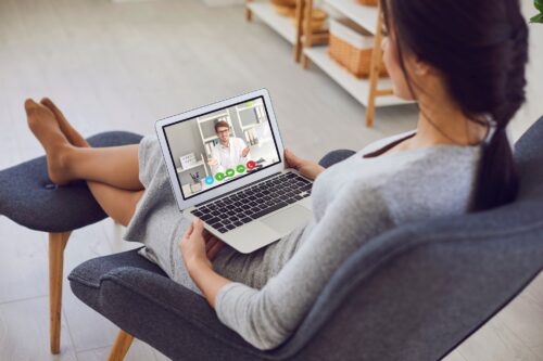 Frau nutzt die Zoom-Alternative Skype