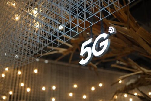 Stabiles 5G: Wie eine Außenantenne Latenz und Download-Raten optimiert